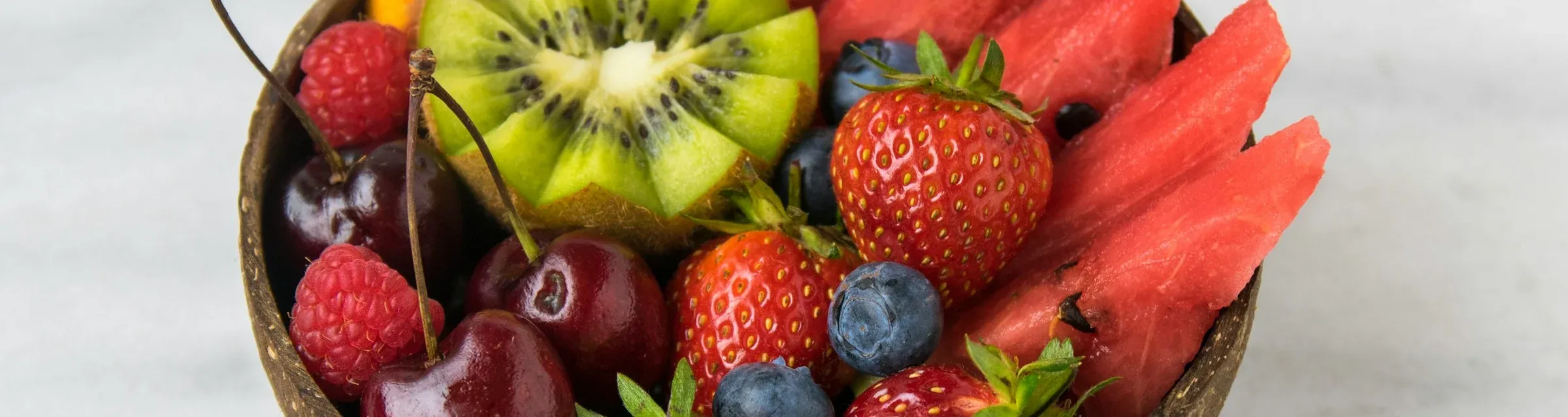 Fruktfat med jordgubbar, kiwi, blåbär och melon